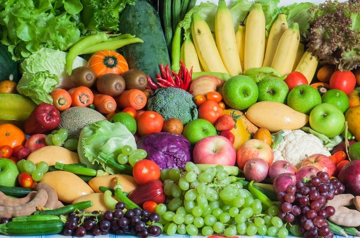 Foto arreglo de diferentes verduras orgánicas para comer sano y la dieta.
