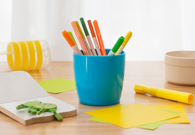 Foto arreglo de escritorio con contenedor para bolígrafos