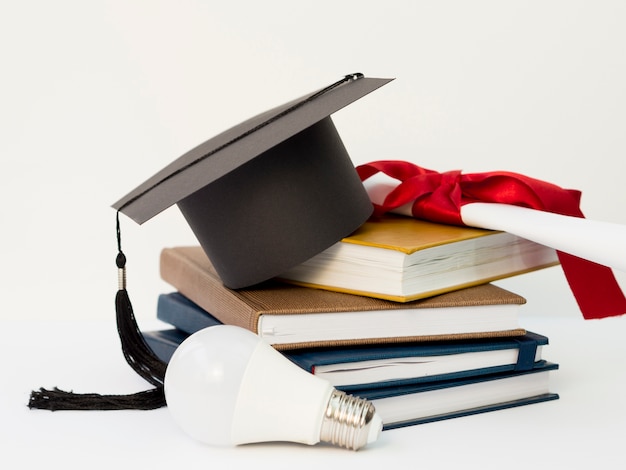 Foto arreglo festivo de graduación con libros