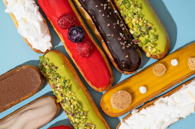 Foto un arreglo festivo de rosquillas variadas decoradas con salpicaduras de colores y glaseado