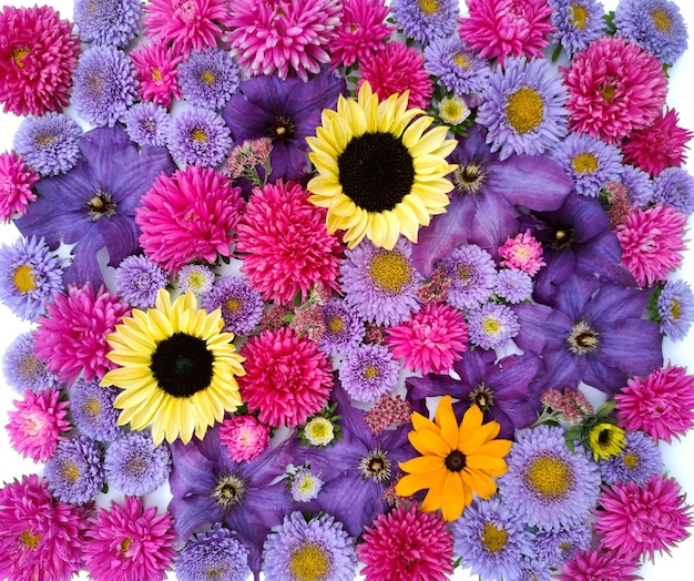 Arreglo floral de ásteres y girasoles.