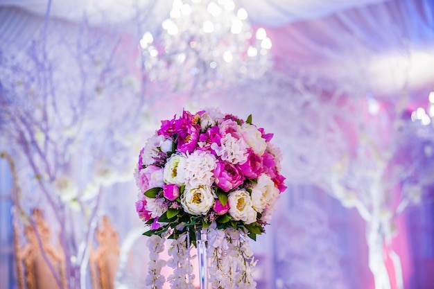 Arreglo floral en un banquete de bodas en un restaurante en colores neón