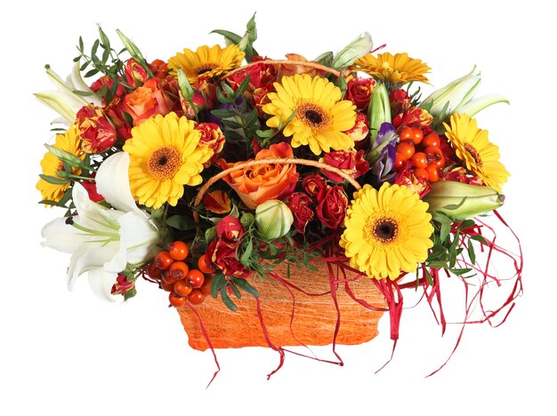 Arreglo floral en canasta naranja, rosas, gerberas amarillas y lirios  blancos, aislado sobre fondo blanco. | Foto Premium
