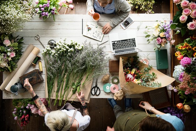 Foto arreglo floral y decoración de trabajo de florista