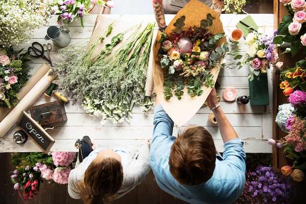 Foto arreglo floral y decoración de trabajo de florista