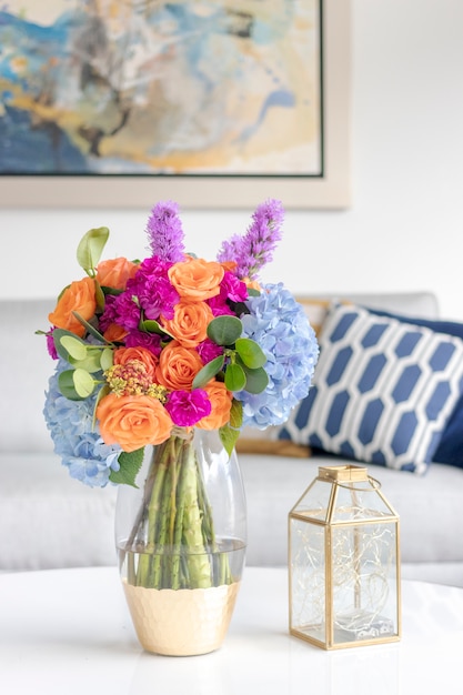 Foto arreglo floral decorando el salón de la casa.