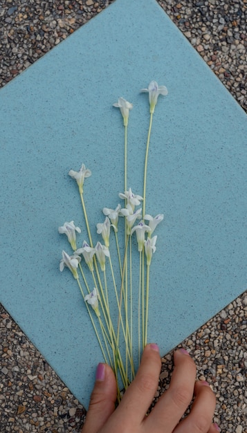 Arreglo floral en mosaico de azulejos.