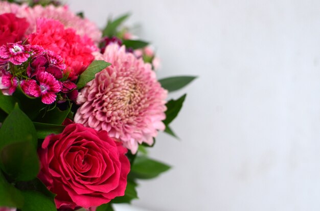 Arreglo floral de la rosa roja en el fondo blanco