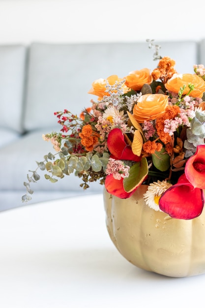 Arreglo floral de rosas dentro de calabaza decorado para un Halloween diferente