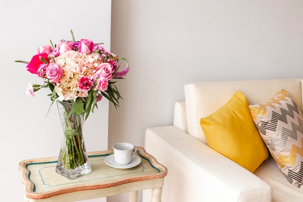 Arreglo floral de rosas y hortensias que decoran el salón de la casa.