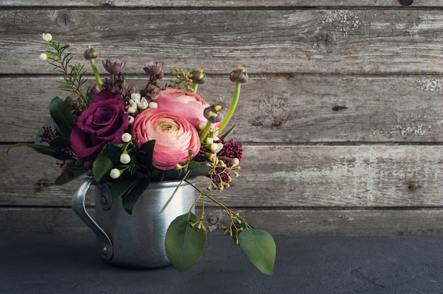 Arreglo floral de rosas y ranúnculos