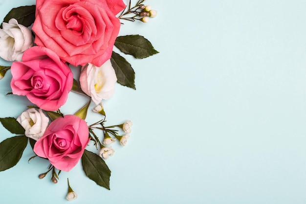 Arreglo floral de rosas rosadas sobre fondo azul. Día de la madre, día de San Valentín, diseño de cumpleaños.