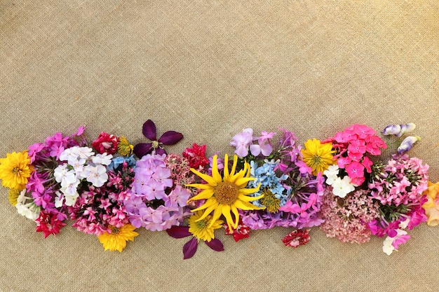 Arreglo floral sobre un fondo de arpillera.
