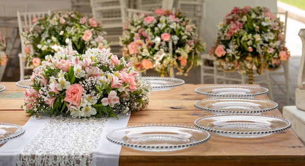 Foto arreglo floral sobre una mesa de madera en un evento social en méxico