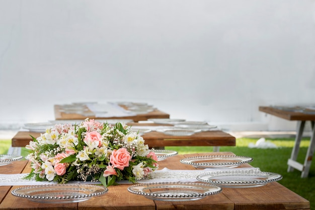 Arreglo floral sobre una mesa de madera en un evento social en México