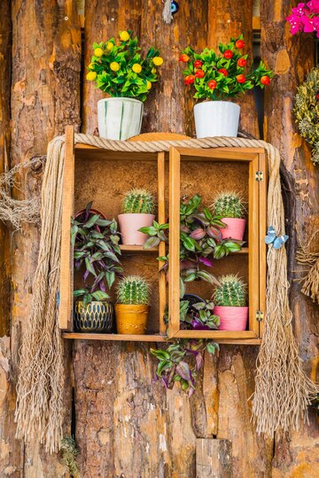 Ventana Decorativa En Una Pared De Madera Con Flores En Maceta Foto de  stock y más banco de imágenes de Falso - iStock