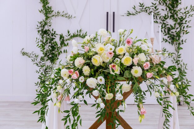 Arreglo de flores frescas de la naturaleza. Decoración de boda.