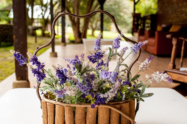 Arreglo de flores de lavanda púrpura en el porche del jardín.