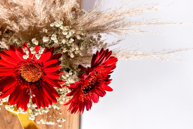 Foto arreglo de flores rojas para el feliz día de la madre.