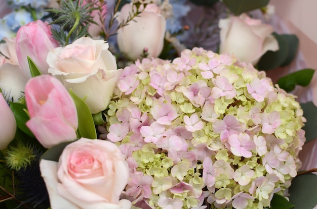 Arreglo de flores rosadas de la hortensia