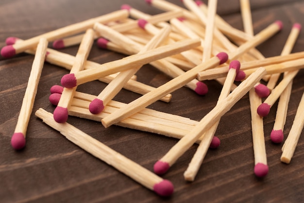 Foto arreglo de fósforos en una mesa de madera