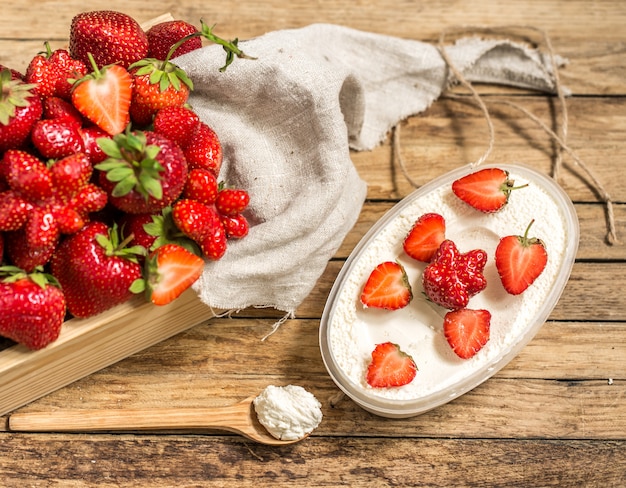 arreglo con fresas frescas en la mesa de madera