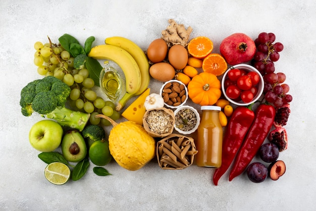 Foto arreglo de frutas y verduras de vista superior