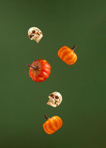 Arreglo de Halloween con varios símbolos de otoño sobre fondo verde Patrón de vacaciones Colores de otoño