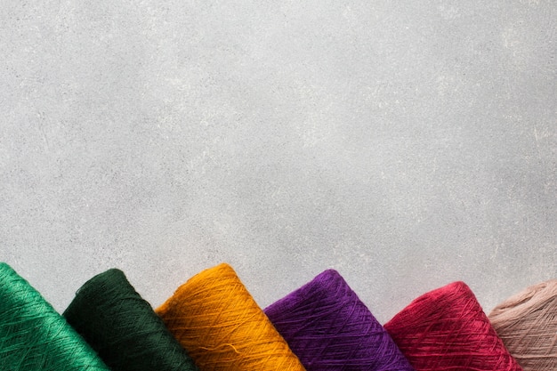 Foto arreglo de hilos de coser multicolores