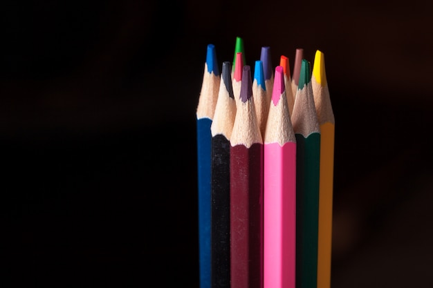 Arreglo de lápices de colores de cerca