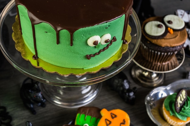 Arreglo de mesa de comida preparado para la fiesta de Halloween.