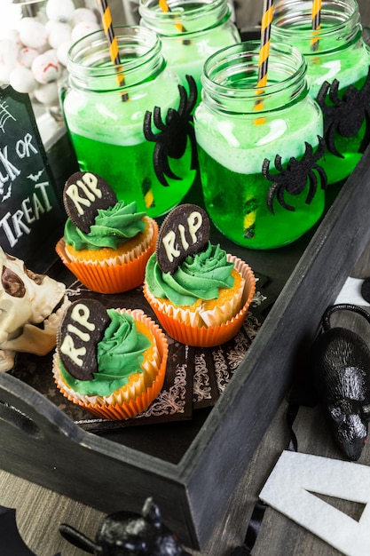 Arreglo de mesa de comida preparado para la fiesta de Halloween.