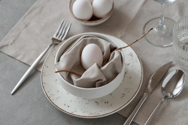 Arreglo de mesa para el feliz día de Pascua Arreglo de mesa elegante y elegante para el almuerzo de Pascua