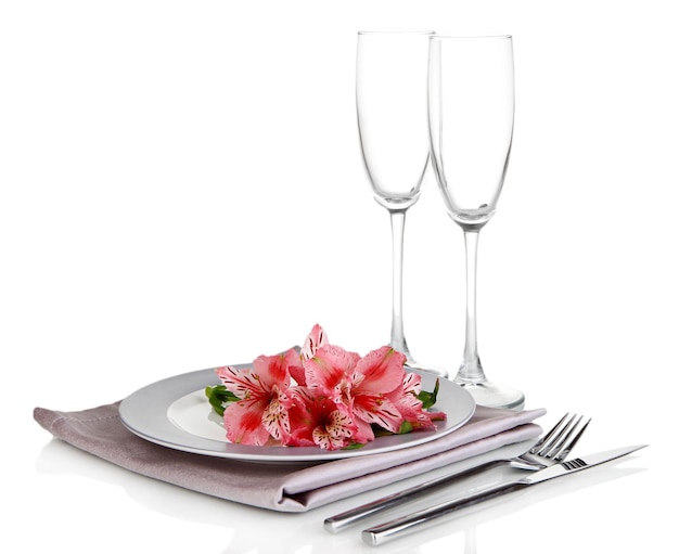Arreglo de mesa festivo con flores aisladas en blanco