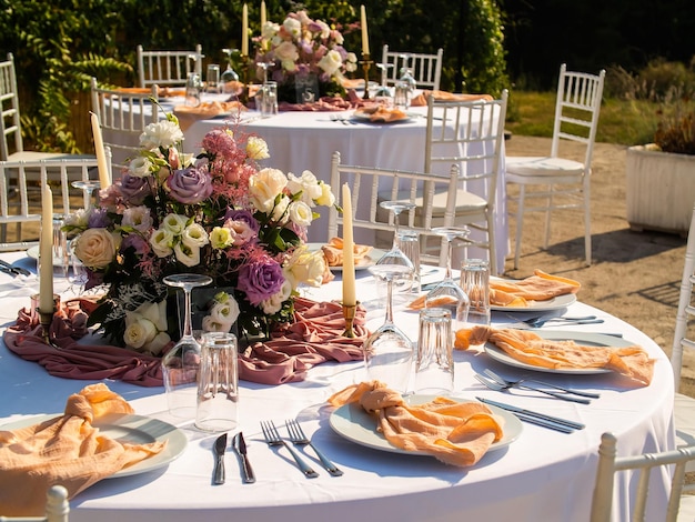 Arreglo de mesa de recepción de boda elegante de lujo y banquete y evento de boda de centro de mesa floral