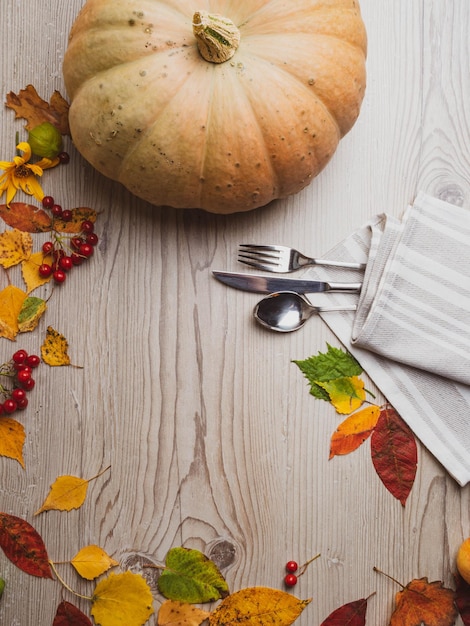 Arreglo de mesa temática de otoño para un concepto de día de acción de gracias de fiesta de temporada