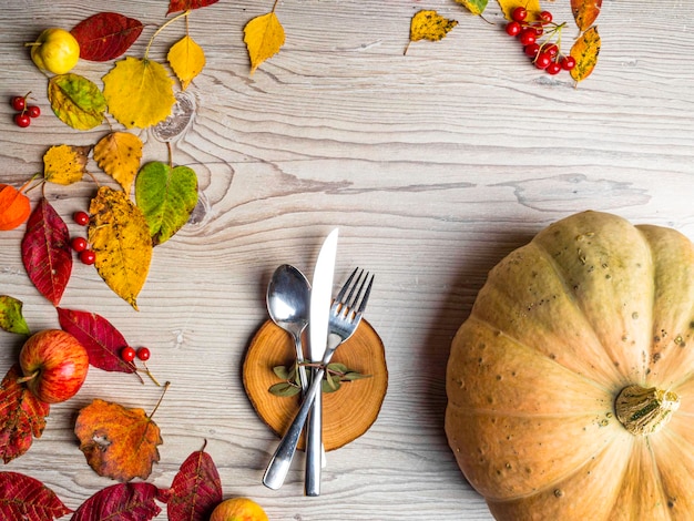 Arreglo de mesa temática de otoño para una fiesta de temporada hoja de color calabaza bayas rojas manzana physalis