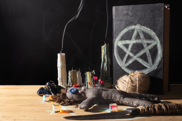 Arreglo de muñecos vudú y velas