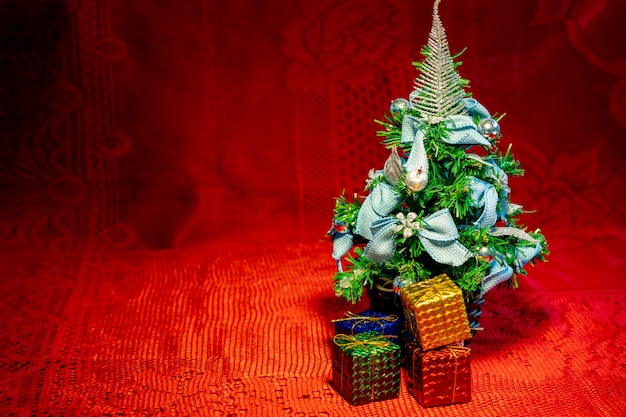 Arreglo de Navidad con paquetes de regalo bolas y adornos y fondo borroso