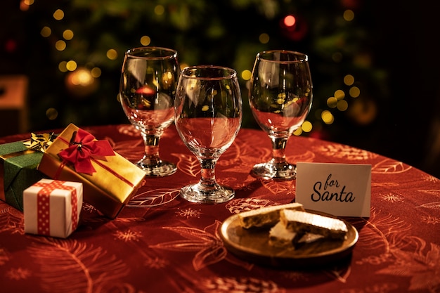 Arreglo navideño de vasos de cerveza con snacks