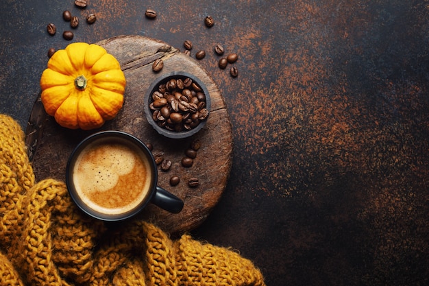 Arreglo otoñal con café y calabaza