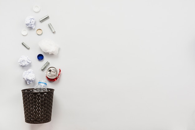 Arreglo de papelera con basura.