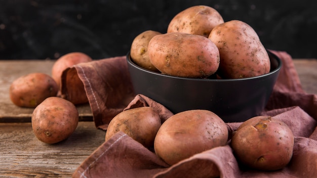 Foto arreglo de patatas en mesa de madera