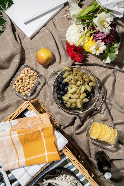 Foto arreglo plano de comida y flores