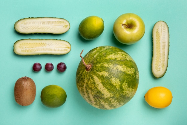 Arreglo plano de frutas y verduras