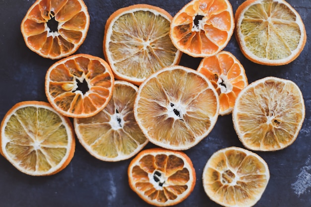 arreglo plano de naranjas secas y mandarina patrón de alimentos sobre fondo oscuro vista superior