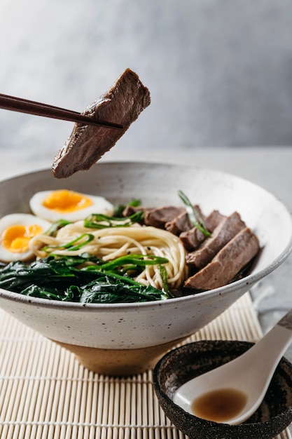 Foto arreglo de plato tradicional japonés vista frontal