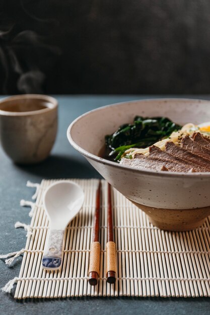 Arreglo de plato tradicional japonés vista frontal