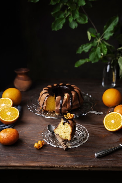 Foto arreglo de postre y naranjas de alto ángulo.