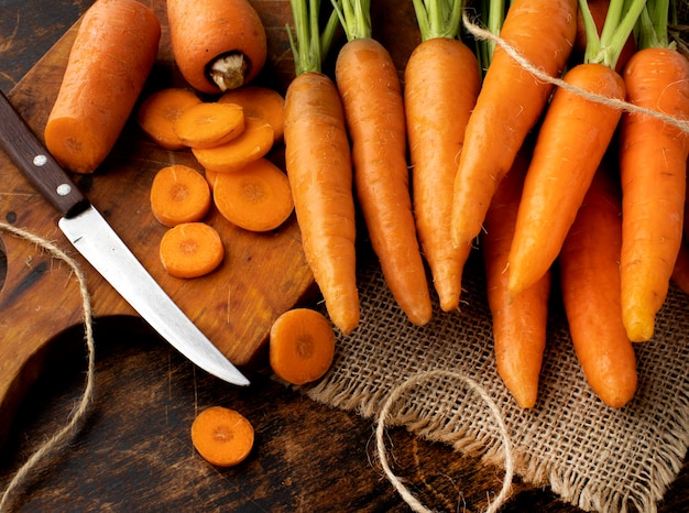 Foto arreglo de ramo de zanahorias frescas de ángulo alto